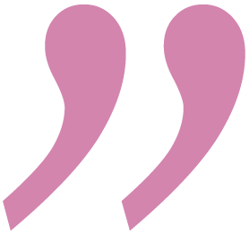 große hellpinke Anführungszeichen leiten ein Zitat ein